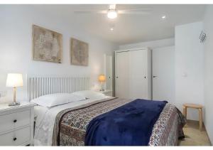 クリェラにあるEl balcón del mar - 1ª línea y frontal al marの白いベッドルーム(ベッド1台、白いキャビネット付)