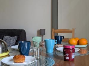 una mesa con tazas azules y platos de comida en ella en Loft Casa Celeste, en Catania