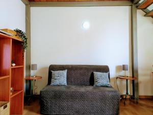 Un dormitorio con una cama con dos almohadas encima. en Loft Casa Celeste, en Catania 10 fotos más