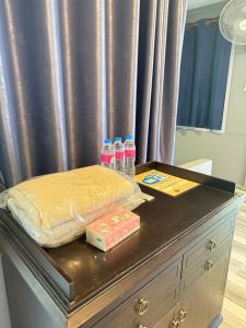 a dresser with bottles of water on top of it at บ้านเชิงเขาโฮมสเตย์ บ้านบนเขา in Ban Mai