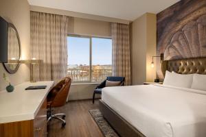 Postel nebo postele na pokoji v ubytování Hotel Indigo Naperville Riverwalk by IHG + 37 fotografií