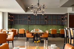 Restaurace v ubytování Hotel Indigo Naperville Riverwalk by IHG