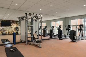 Fitness centrum a/nebo fitness zařízení v ubytování Hotel Indigo Naperville Riverwalk by IHG