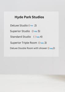 een tekstvak met de namen van de verschillende partijen bij Hyde Park Studios in Londen
