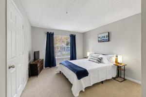 Ένα ή περισσότερα κρεβάτια σε δωμάτιο στο Cozy 2BR Home Steps from UGA & Downtown Athens GA +55 φωτογραφίες