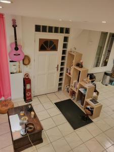 ChécyにあるDuplex dans havre de paix, sur le GR3 proche Loire et Canalのリビングルーム(ギター付)