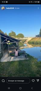 ChécyにあるDuplex dans havre de paix, sur le GR3 proche Loire et Canalの橋の下のベンチに座っている少女