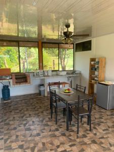 a kitchen and dining room with a table and chairs at Finca flo in Carara
