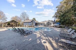Πισίνα στο ή κοντά στο Cozy 2BR Home Steps from UGA & Downtown Athens GA