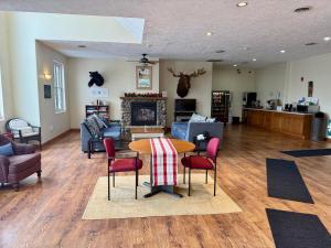 ein Wohnzimmer mit Tisch und Stühlen in der Unterkunft Cedarville Hotel in Cedarville