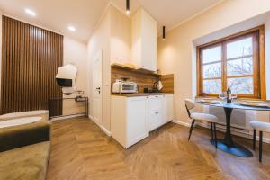 Η κουζίνα ή μικρή κουζίνα στο Seven apartments +13 φωτογραφίες