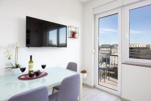 TV a/nebo společenská místnost v ubytování Ancora Center Apartment