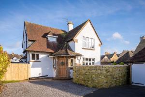 een wit huis met een hek en een hek bij Broadway Country Chic Cottage in Broadway