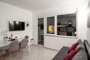 TV a/nebo společenská místnost v ubytování Ancora Center Apartment