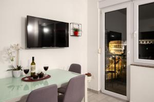 TV a/nebo společenská místnost v ubytování Ancora Center Apartment