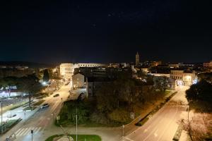 Nespecifikovaný výhled na destinaci Pula nebo výhled na město při pohledu z apartmánu