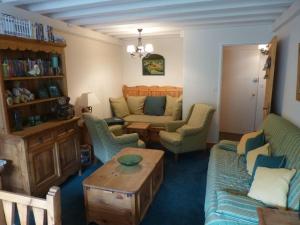 ein Wohnzimmer mit Sofa, Stühlen und einem Tisch in der Unterkunft Appartement skis aux pieds avec vue piste, 6 pers - FR-1-514-8 in Courchevel