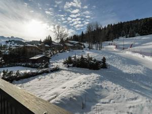 eine schneebedeckte Piste mit einer Skihütte und Bäumen in der Unterkunft Appartement skis aux pieds avec vue piste, 6 pers - FR-1-514-8 in Courchevel
