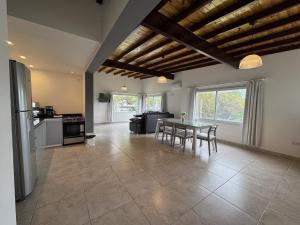 a kitchen and dining room with a table and chairs at ELEMENTOS MAR AZUL acceso directo a playa x complejo in Mar Azul