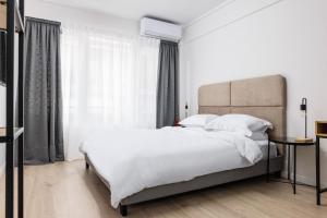 Una cama o camas en una habitación de B&M Suites