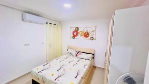 Tempat tidur dalam kamar di D&J Home