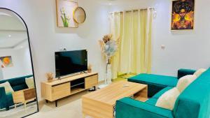 Televisi dan/atau pusat hiburan di D&J Home