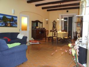 un soggiorno con divano blu e tavolo di Bed and Breakfast Adelberga a Salerno