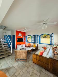 un salon avec un canapé et une table dans l'établissement Casa beira mar Angra dos Reis, à Angra dos Reis