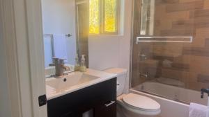 un bagno con lavandino, WC e doccia di LA Dream Gem - Beautiful Home with Spa a Los Angeles Altre 52 foto