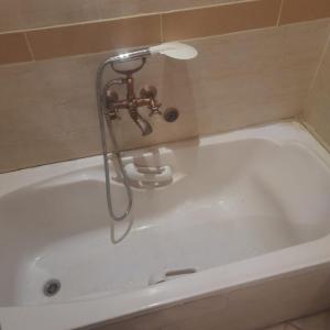 Koupelna v ubytování Fully Equipped ,3 BR ,centrally located flat in Mohandsseen