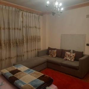 Posezení v ubytování Fully Equipped ,3 BR ,centrally located flat in Mohandsseen