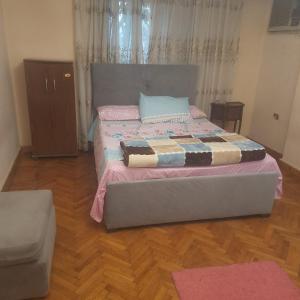 Postel nebo postele na pokoji v ubytování Fully Equipped ,3 BR ,centrally located flat in Mohandsseen