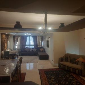 Posezení v ubytování Fully Equipped ,3 BR ,centrally located flat in Mohandsseen
