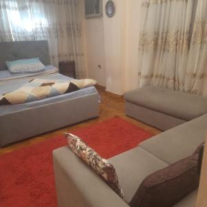 Postel nebo postele na pokoji v ubytování Fully Equipped ,3 BR ,centrally located flat in Mohandsseen