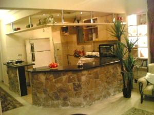 Kuchyň nebo kuchyňský kout v ubytování Fully Equipped ,3 BR ,centrally located flat in Mohandsseen