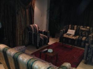 Posezení v ubytování Fully Equipped ,3 BR ,centrally located flat in Mohandsseen