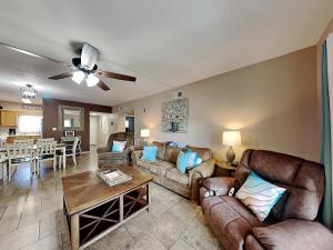 un salon avec des canapés et une table dans l'établissement Smoky Mountain Bliss Whispering Pines 323, à Pigeon Forge