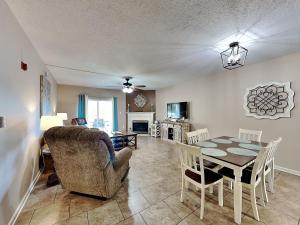 une salle à manger et un salon avec une table et des chaises dans l'établissement Smoky Mountain Bliss Whispering Pines 323, à Pigeon Forge 24 autres photos