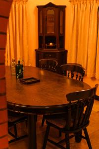 コーリコードにあるBough'n Villa 1B - Balcony roomのダイニングルームテーブル(椅子付)、キャビネット