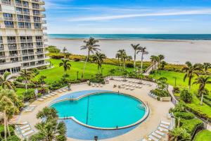 Una vista aérea de un complejo turístico con piscina y playa. en Waves & Palms Oasis, en Marco Island