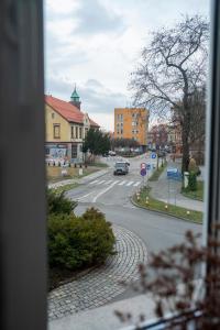 widok na ulicę miejską z okna w obiekcie 5 Porte w mieście Racibórz