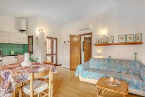 Casa TamponiBurricheddu 1的带床的客厅和厨房