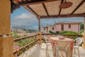 Casa TamponiBurricheddu 1的阳台上配有桌椅的露台