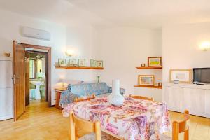 Casa TamponiBurricheddu 1的客厅配有带花瓶的桌子