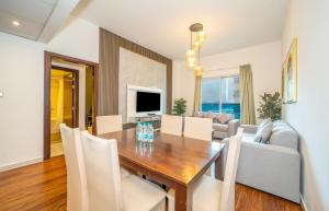 TV a/nebo společenská místnost v ubytování Live spacious 3BR apartment all En Suite & Balcony