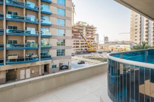 Bazén v ubytování Live spacious 3BR apartment all En Suite & Balcony nebo v jeho okolí