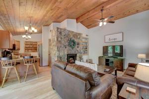 a living room with a couch and a fireplace at Smoky's Lodge in Pigeon Forge