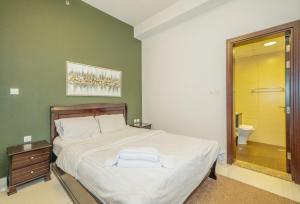 Postel nebo postele na pokoji v ubytování Live spacious 3BR apartment all En Suite & Balcony