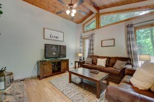 a living room with a couch and a tv at Smoky's Lodge in Pigeon Forge