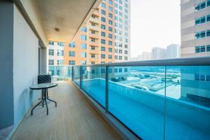 Bazén v ubytování Live spacious 3BR apartment all En Suite & Balcony nebo v jeho okolí